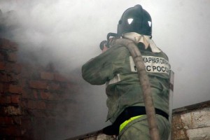 В центре Астрахани более 10 часов тушили вентиляционную шахту дома