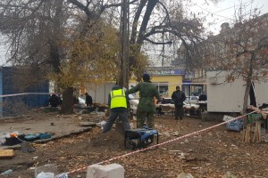 В Астрахани демонтируют последний старейший трамвайный столб