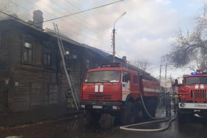 Пожар в&#160;Астрахани на улице Лычманова тушат 49 спасателей