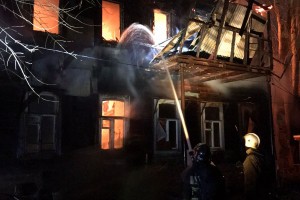 Ночью в центре Астрахани на площади 400 кв. метров горели деревянные дома