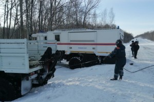 Спасатели МЧС России продолжают оказывать помощь населению Дальнего Востока, оказавшемуся в сложных условиях непогоды