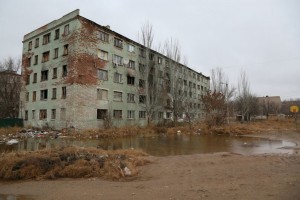 Астраханцы из микрорайона АЦКК просят избавить их от грязного общежития