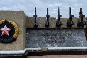 В Астрахани вандалы осквернили братскую могилу на Старом кладбище