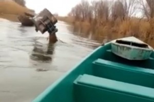 В Астраханской области ищут водителя затонувшего экскаватора