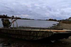 В раскатной части Каспия под Астраханью обнаружен катер с тремя людьми