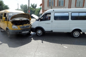 В Астрахани произошло столкновение двух маршрутных такси