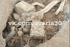 В Астрахани нашли огромную яму на дороге в&#160;Советском районе