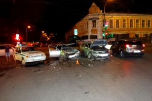 В Астрахани в результате столкновения двух автомобилей серьёзно пострадал мужчина