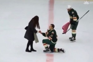 Астраханский хоккеист сделал предложение своей девушке на&#160;льду