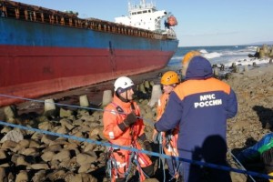 Спасатели МЧС России провели эвакуацию экипажа судна, севшего на мель у берегов Сахалина