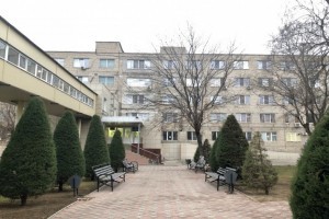 Главный ковидный госпиталь Астрахани снова сокращают