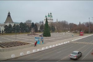 В Астрахани на площади Ленина установили главную ёлку
