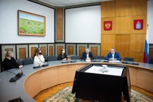 Девять астраханских студентов проходят практику в Думе Астраханской области