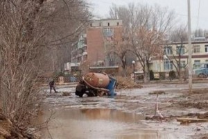 В Астрахани устранявший коммунальный разлив спецтранспорт провалился в ту же лужу