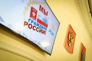 Астраханские школьники в торжественной обстановке получили паспорта в региональном парламенте