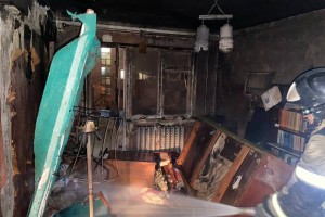 В Астрахани на ул. Софьи Перовской сгорела квартира: есть пострадавшие