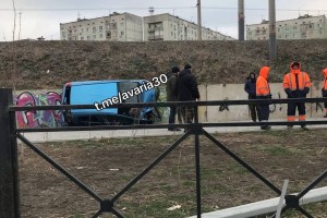 На улице Бориса Алексеева в Астрахани иномарка влетела в отбойник