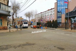 В Астрахани устанавливают новый «лежачий полицейский» на улице Ленина