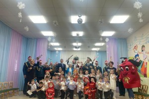 Показательный оркестр МЧС России выступил на новогоднем празднике в подмосковном детском саду