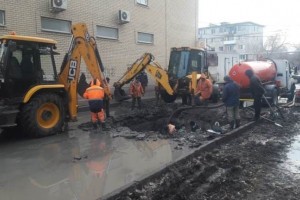 Коммунальную аварию на улице Ботвина в Астрахани планируют устранить к 20:00