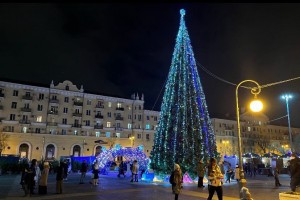 В Астрахани на главной новогодней ёлке зажглись огни