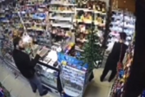 В астраханском магазине покупатель напал на женщину