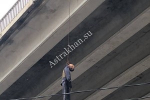 Полиция нашла молодых астраханцев, повесивших манекен на Новом&#160;мосту
