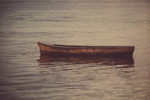 В Астраханской области перевернулась лодка с людьми: один человек пропал