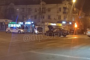 В ночном ДТП на одном из перекрёстков Астрахани пострадали три человека