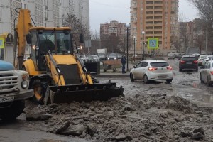 В Астрахани коммунальщики борются со сточным озером на улице Барсовой