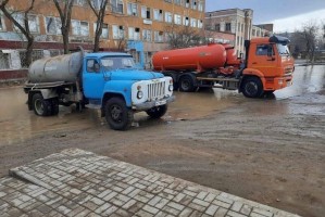 В Астрахани всё ещё устраняют коммунальную аварию на улице Украинской