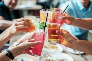 Нарколог объяснил главные отличия алкоголизма от пьянства