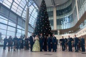 Показательный оркестр МЧС России дарит новогоднее настроение пассажирам московского аэропорта