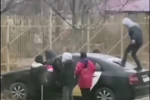 В Астрахани дети разбили машину на глазах у прохожих