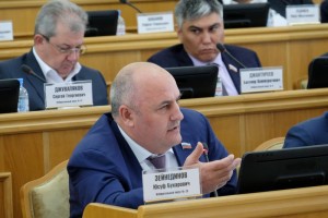 Экс-председателя комитета астраханской Думы Юсуфа Зейнединова приговорили к трём годам колонии