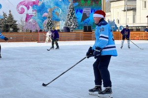 Астраханский губернатор 1&#160;января сыграл в&#160;хоккей, как и&#160;обещал