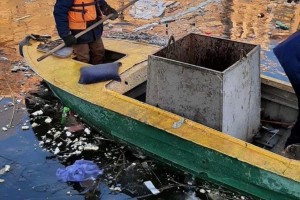 В Астрахани расчищают Варвациевский канал от мусора