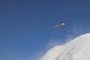 На Сахалине произвели принудительный спуск лавин при помощи вертолёта МЧС России