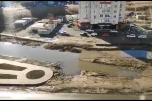 В Астрахани улица Куликова продолжает утопать в фекальных водах