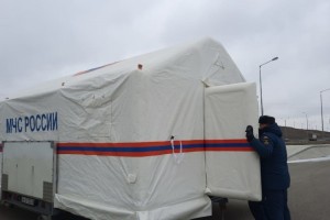 Спасатели МЧС России помогают водителям на заснеженных трассах