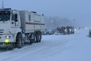 МЧС России помогает сахалинцам передвигаться по заснеженным трассам