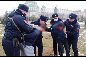 В Астрахани двое приезжих избили, а затем ограбили пенсионера и студента