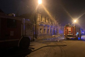 В Астрахани на улице Чехова сгорело заброшенное здание