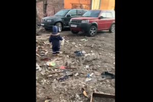 В Астрахани на улице Яблочкова дети играют на куче мусора