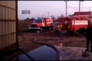 В Астраханской области спасатели тушат крупный пожар на площади 200 кв. метров