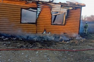 За сутки в Астраханской области сгорели подъезд и два нежилых дома