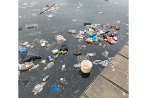 Астраханцы жалуются на мусор в канале имени Варвация