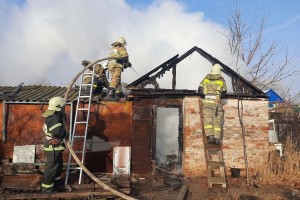 В Астраханской области по разным причинам сгорели три хозпостройки и сено