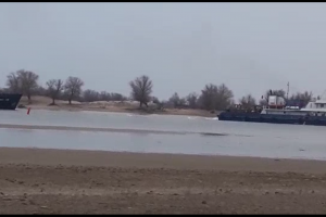 Судно «Волго Балт-239» буксируют в порт Астрахани