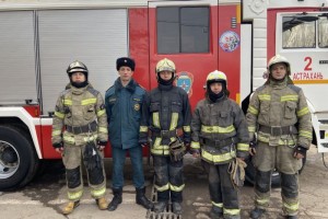 Пожарные спасли жизни астраханца и его 5-летнего сына в ночном пожаре